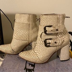 Freebird by Steven- White Snake Joey, Size 7